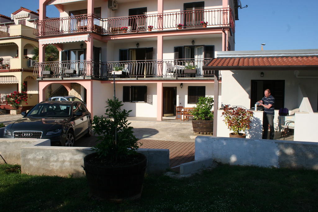 Guest House Zohil Ровінь Екстер'єр фото