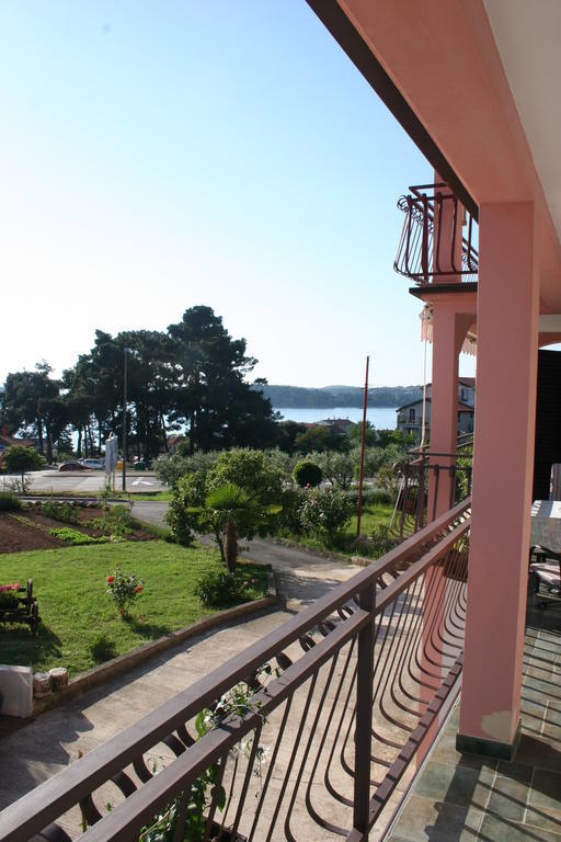 Guest House Zohil Ровінь Екстер'єр фото